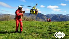 Momento del rescate de las dos mujeres y los dos perros en Sobrescobio