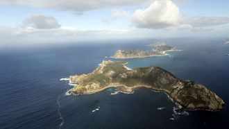 Estará a 5,9 km en dirección suroeste con respecto al punto más próximo de la isla de San Martiño