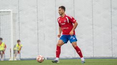 Lucas Puime saca el bal�n desde atr�s en O Couto
