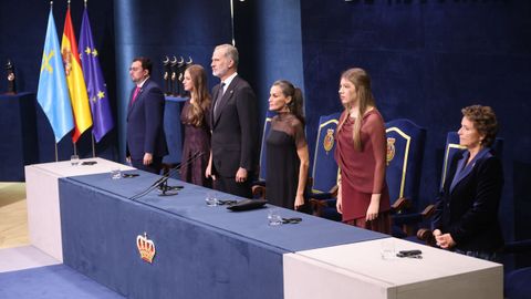El presidente de Asturias, Adri�n Barb�n, la Princesa Leonor, el Rey Felipe, la Reina Letizia y la Infanta Sof�a a su llegada a la ceremonia de los Premios Princesa de Asturias 2025 celebrados en el Teatro Campoamor, a 24 de octubre de 2025, en Oviedo