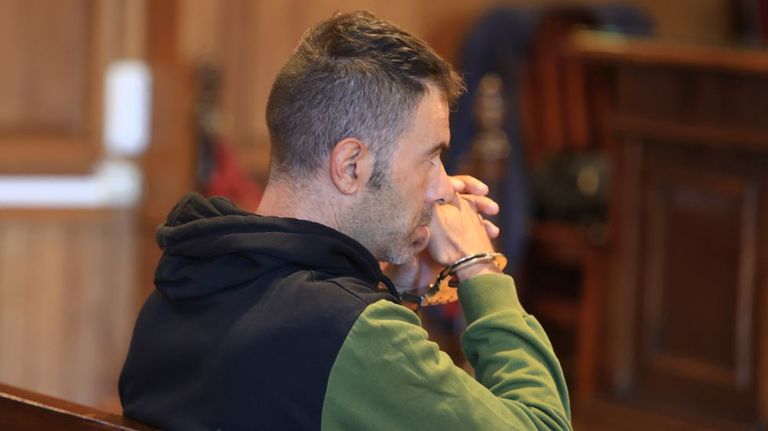 Gabriel, que est� acusado de intentar matar a su madre, Peregrina, sentado en el banquillo de los acusados en Pontevedra.