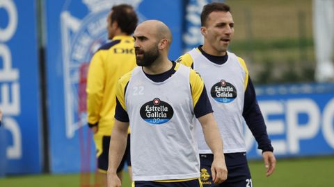 Paris Adot y Pablo Valcarce, durante un entrenamiento del Dépor en Abegondo