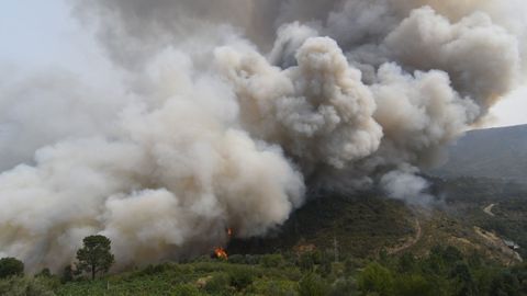 Imagen que refleja la explosividad del incendio que afecta a Quiroga (Lugo)