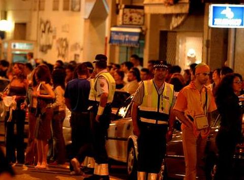 Imagen de archivo en la que se aprecia el ambiente nocturno de Boiro coincidiendo con las fiestas de verano del a�o 2003.