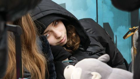 Refugiados ucranianos llegan a un centro comercial polaco, donde son atendidos y asesorados tras pasar la frontera.