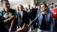 La ministra del Interior de Austria saludando a los refugiados