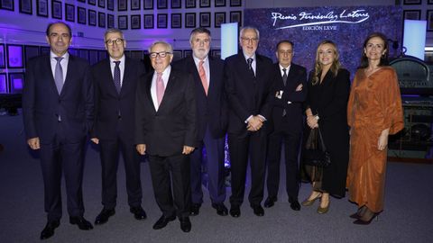 De izquierda a derecha, los médicos Venancio Chantada, Luis Verde, Francisco Martelo, Luciano Vidán, Clemente Lastres, Adolfo Sarandeses, María de la Cámara y Rosario López Rico