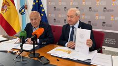 El alcalde muestra el proyecto, junto a D&iacute;az Pav&oacute;n, el d&iacute;a en el que fue presentado