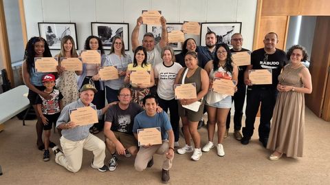 Participantes dos cursos de acollemento ling��stico de Carballo, na clausura 
