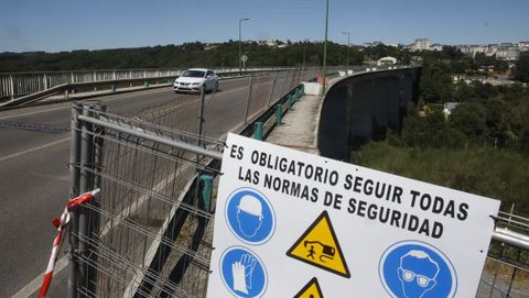 Obras de mejora en la barandilla del puente de As Saamasas de Lugo