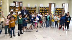 Alumnos del colegio Juan de L�ngara en Correos, Ferrol