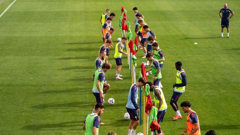 Claudio Gir�ldez, siguiendo a su plantilla en el parte inicial del �ltimo entrenamiento.