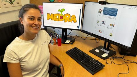 Lorena Maneiro, con una imagen de su proyecto Medra en la pantalla del ordenador.