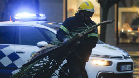 Trabajos de limpieza de la calzada en Curuxeiras