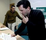 Antonio Paz, en primer t�rmino, y Juan P�rez, en un acto celebrado en la oficina chantadina de X�venes Agricultores.