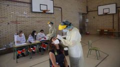 La comunidad educativa del CEIP Portonovo, en Sanxenxo, se someti� este jueves a un cribado con PCR