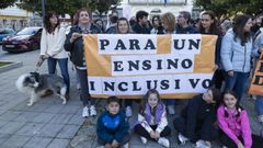 Imagen de la concentraci�n celebrada el lunes en Camari�as en protesta contra los recortes