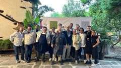 Antonio Amenedo y su socio, David Lousa, con los cocineros que asistieron a la fiesta de los 25 a�os del proyecto hostelero Pazo de Santa Cruz de Mondoi