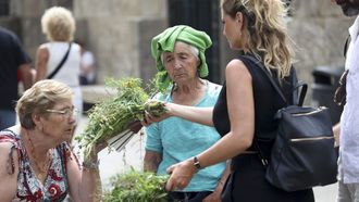 Una joven, comprando su ramo este martes en Santiago