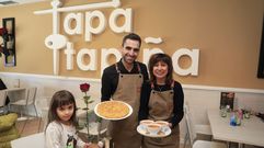 Dar�o Kovach junto a su hija (Delfina ) y una empleada (Ena) en el local de Rodr�guez de Viguri, abierto de martes a s�bados desde las ocho de la ma�ana para el servicio de desayunos hasta las once de la noche, y los domingos hasta las ocho de la tarde.