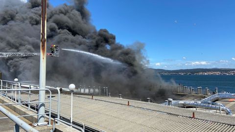 Los servicios de emergencias trabajan en la extincin del incendio en las instalaciones de Jealsa