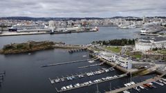 Vista panor�mica del borde litoral, con el muelle Centenario, el de las �nimas y el Castillo de San Ant�n en primer plano, el d�a en que el puerto recibi� una cu�druple escala de cruceros.