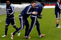 Font�s jugando con un tapado Charles al inicio de la sesi�n de entrenamiento en Bala�dos.