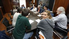 <span lang= es-es >Mar�a Rey, con voz pero sin voto en la junta de gobierno</span>. La concejala de Ciudadanos asisti� ayer a la primera junta de gobierno local del nuevo mandato. A su t�rmino, asegur� que tiene la intenci�n de seguir participando en este �rgano. El resto de grupos declinaron la invitaci�n del alcalde. 