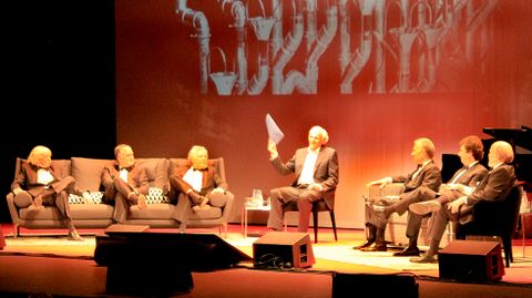 Les Luthiers, con �lex Grijelmo en el centro, sobre el escenario del Jovellanos