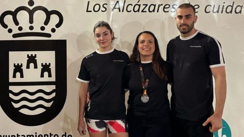 Andrea Montes, en el centro, consigui la medalla de plata en el Campeonato de Espaa Universitario de halterofilia en Los Alczares.