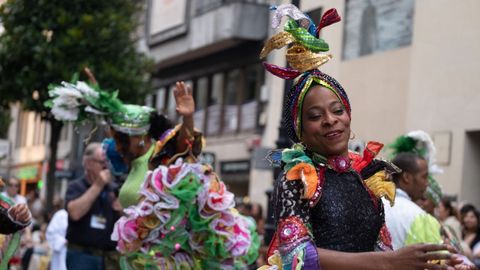 Las calles del centro de Oviedo acogen este jueves el tradicional desfile del día de América en Asturias, en su 72 edición
