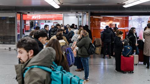 Pasajeros a la espera en la estaci�n de Atocha tras suspenderse la circulaci�n entre Madrid y Andaluc�a
