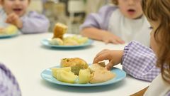 Imagen de los pequeos en el comedor de una escuela infantil