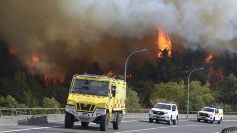 Medios dirigi�ndose al incendio de Manzalvos (A Mezquita)