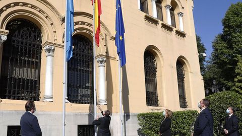 El presidente del Principado, Adrin Barbn (2d); la delegada del Gobierno, Delia Losa (3d), y el presidente del Parlamento regional, Marcelino Marcos (i), entre otras autoridades, durante el acto institucional que se celebr este mircoles con motivo de la declaracin de luto oficial por las vctimas del coronavirus, en el que se guardaron cinco minutos de silencio en su memoria. 