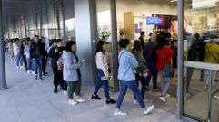 Colas de clientes en la jornada de apertura de la primera tienda de Pepco en Santiago, en el polgono de A Sionlla