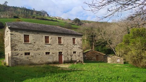 Casero en Vegadeo por 270.000 euros, con la casa principal, agua de manantial, molino, horno, forja, pajar, hrreo y una gran finca con ro.