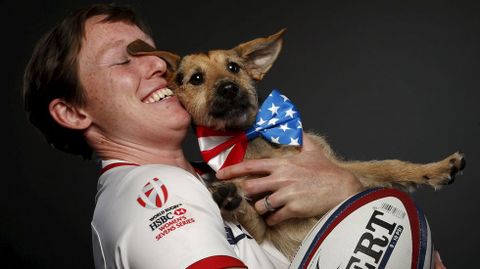 La jugador de rugby Jillion Potter juega con una mascota