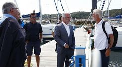 Dur�n conversa con un navegante, en presencia del alcalde y de los responsables del n�utico. 