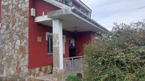 Un polic&iacute;a local, en la vivienda donde fueron hallados.