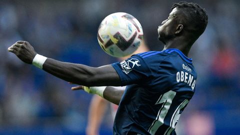 Obeng controla un baln durante el Oviedo-Huesca