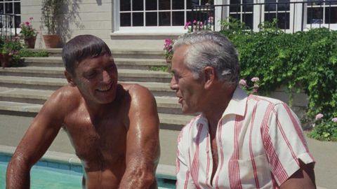 Los actores Burt Lancaster (que encarna a Ned Merrill) y Tony Bickley (Donald Westerhazy), en una escena de la pel&iacute;cula de Frank Perry &laquo;El nadador&raquo; (1968), que adapta el famoso relato de John Cheever.