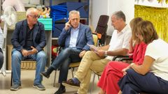 El gerente del �rea sanitaria. �ngel Facio, y el conselleiro de Sanidade, G�mez Caama�o, hablaron con los profesionales sobre el funcionamiento de la Unidade de Condutas Aditivas de Noia