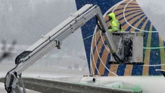Un avi�n afectado por la nevada en el aeropuerto de Milwaukee, el jueves