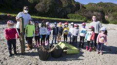 Los ni�os del colegio de Cai�n retiraron pl�sticos de la playa