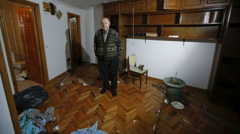 ANTONIO V�ZQUEZ EN SU CASA DESTROZADA POR LOS OKUPAS