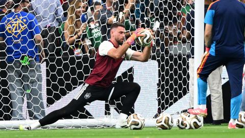 Unai Sim�n, portero de la selecci�n espa�ola, atrapa un bal�n durante el calentamiento previo al partido contra Francia.