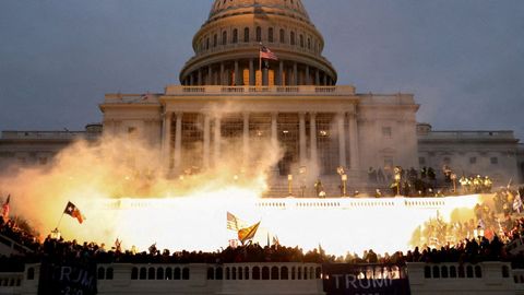 Una explosi�n de munici�n policial ilumina a miles de seguidores de Donald Trump ante el Capitolio, el 6 de enero del 2021 en Washington.