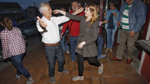 El candidato del BNG de Poio, Luciano Sobral celebra su victoria.