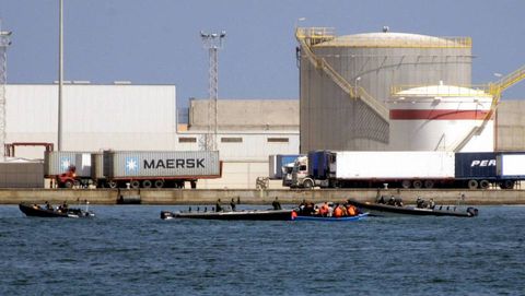 En la foto,la patera a su llegada al puerto Marroqui de Beni-Enzar